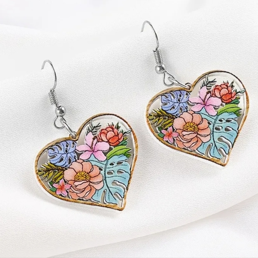 Bold & beautiful cutout botanical heart earrings - Picture 4 of 5